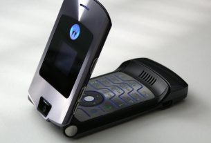 Motorola RAZR is coming back with a turning display