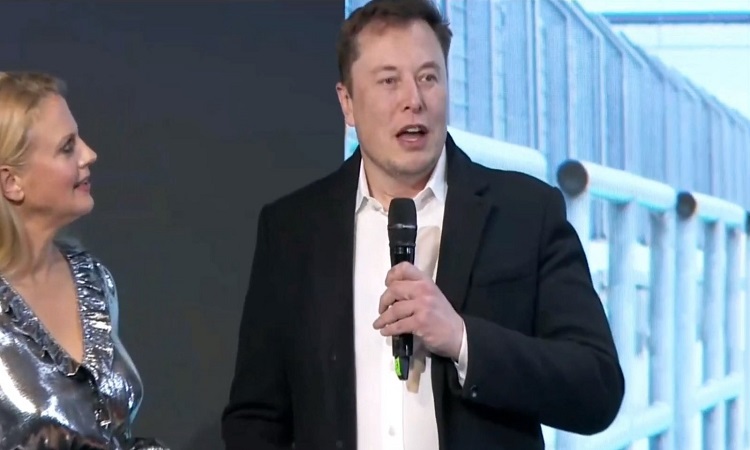 Elon Musk announces that the new Tesla gigafactory will be built in Berlin