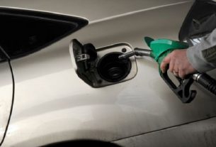 Boris Johnson signs the end of new petrol and diesel vehicles from 2030